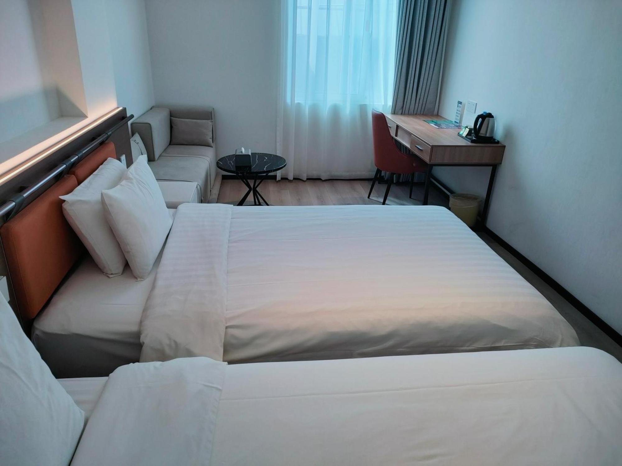 Hanting Longyang Road Magnetic Levitation Branch Hotel 2*
