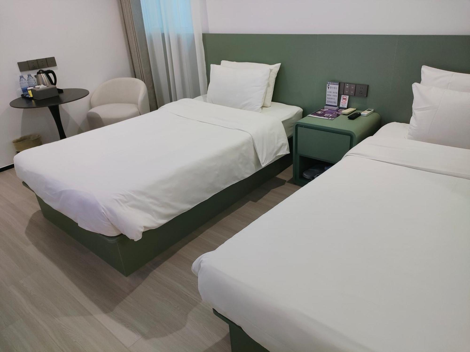 Hanting Longyang Road Magnetic Levitation Branch Hotel 2*