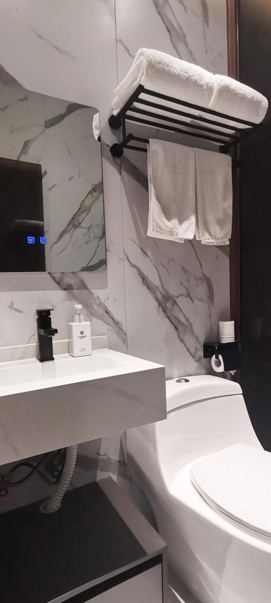 Hanting Longyang Road Magnetic Levitation Branch Hotel 2*