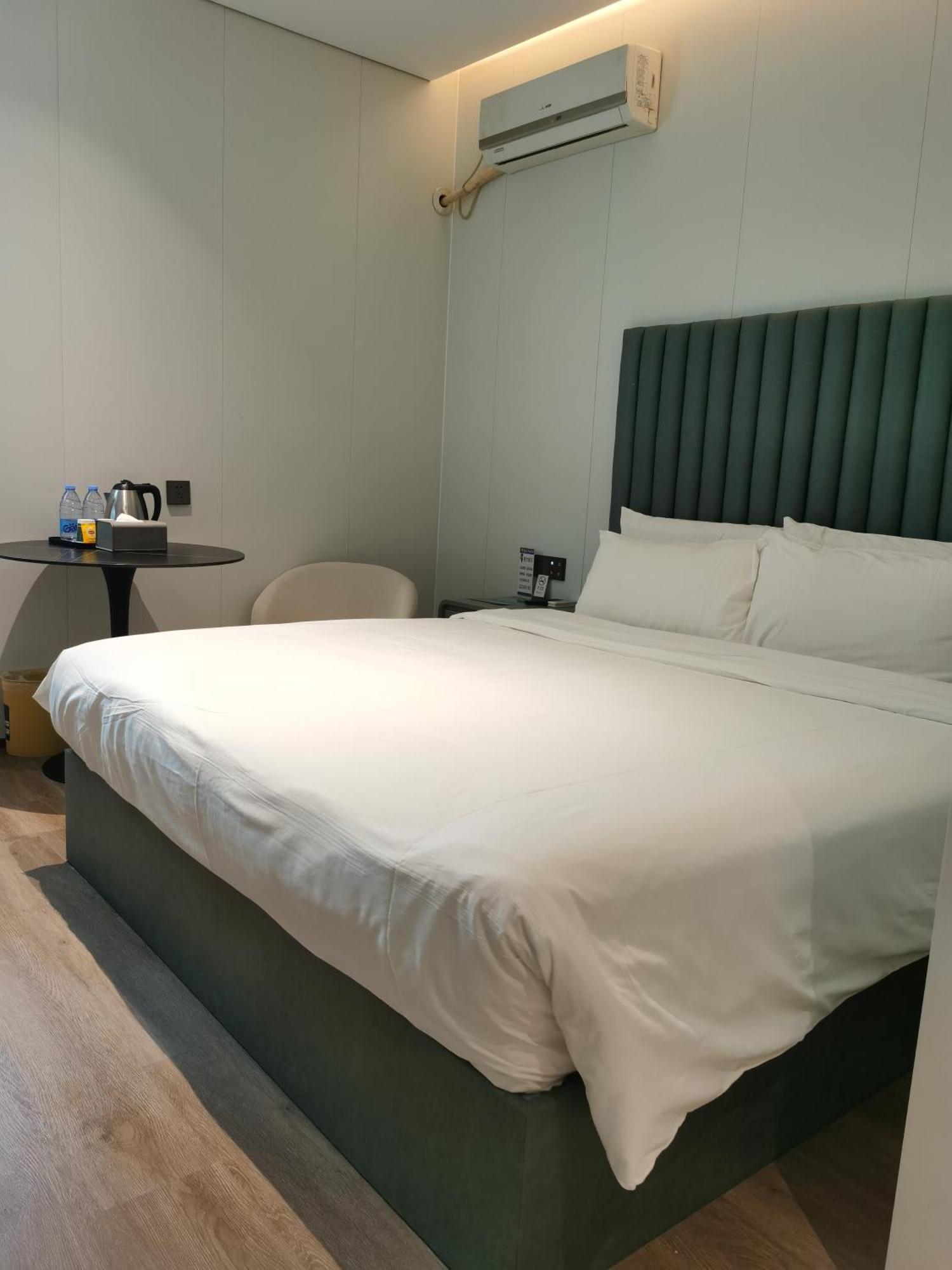 Hotel Hanting Longyang Road Magnetic Levitation Branch 2*